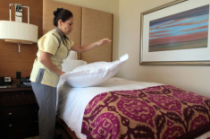 Tại sao không nên gấp chăn gối trước khi rời khách sạn?