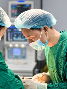 Bác sĩ Phúc Quảng – chuyên gia giàu kinh nghiệm trong phẫu thuật ngực với kỹ thuật Dual Plane II, III
