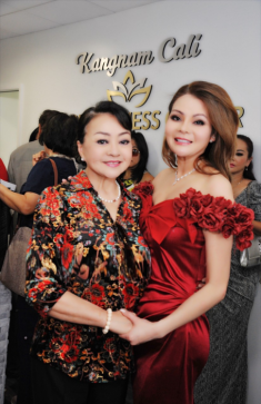 Danh ca Hương Lan chúc mừng Hoa hậu Thanh Mai lên chức bà chủ