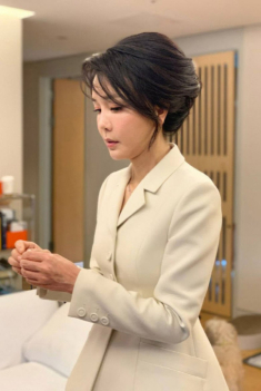 Đệ nhất phu nhân Hàn Quốc thay đồ liên tục như người mẫu, “lấn át” hào quang chồng, nay bị soi mặc lại đồ cũ