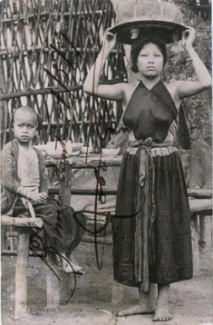 Là nội y của phụ nữ Việt xưa, áo “vườn không nhà trống” nay được nhiều cô gái nổi tiếng lăng xê