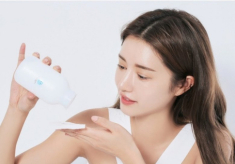 Người rửa mặt sạch hay người skincare nhiều bước, ai sẽ nhanh đánh bay mụn, sở hữu làn mịn màng?