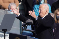 Tổng thống Mỹ Joe Biden chứng minh quyền lực qua chiếc đồng hồ đeo tay