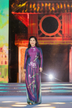 “Mẹ vợ” Thanh Sơn diện áo dài catwalk dưới mưa, đẹp thướt tha khác hẳn style quyền lực màn ảnh