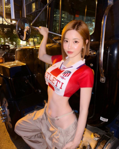 Nữ DJ mặc chiếc áo croptop khoe trọn chiếc eo con kiến, lên tiếng về chuyện mặc hở