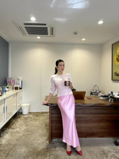 Hoa hậu Thu Hoài khoe không gian uống cafe đẹp như mơ, biệt thự nào cũng đẳng cấp