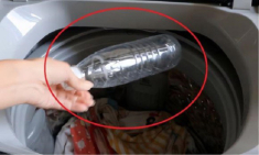 Tại sao khi giặt đồ nên cho 2 chai nhựa vào máy giặt? Tưởng hại máy nhưng lợi không ngờ