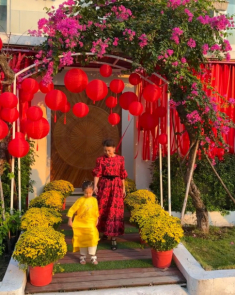 Biệt thự 30 tỷ của Hồ Ngọc Hà đẹp lộng lẫy đón Tết Giáp Thìn, đi làm về mẹ 3 con mải mê ngắm hoa trong nhà