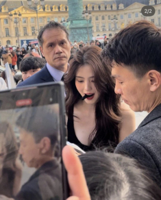 Cô gái bị hàng trăm người vây quanh chụp lén ở Paris: Là “bản sao Song Hye Kyo”, da trắng sáng không đối thủ