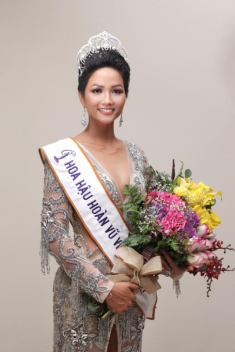 Hoa hậu H‘Hen Niê được cả thế giới công nhận nhan sắc, vẫn tự ti cỡ này khi được khen