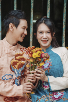 Lý Hải - Minh Hà dẫn đầu xu hướng thời trang gia đình Tết 2024, chỉ mặc đồ truyền thống cùng các con