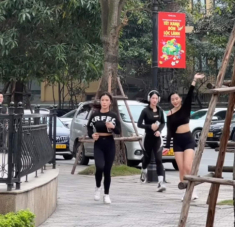 Nhóm 3 cô gái mặc đồ gym tập squat, chạy bộ trên phố gây chú ý