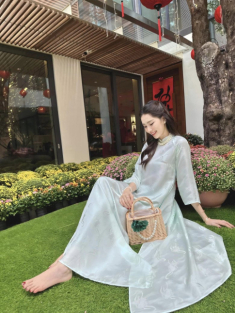 Style áo dài qua từng năm của “thần tiên tỉ tỉ” Đặng Thu Thảo: “Một màu” nhưng chỉ có đẹp hơn!