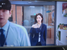 Trang phục đi làm của Park Min Young bị netizen Hàn “ném đá”, phản ứng của CĐM Việt mới bất ngờ