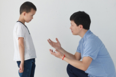 Các ông bố ‘độc hại’ thường có 6 thói quen điển hình