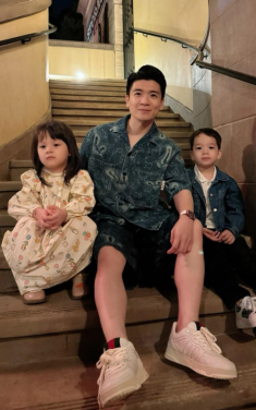 Anh chồng Đỗ Mỹ Linh là Phó TGĐ ngân hàng, cho con sinh đôi sang Trung Quốc chơi lễ, tự đi bộ 13 tiếng