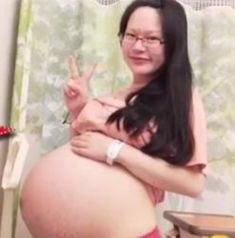 Bà mẹ 19 tuổi sốc khi lúc sinh mới biết có 4 con trong bụng, 4 năm sau các bé gái lớn lên quá xinh!