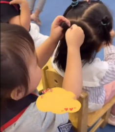 Bé gái 4 tuổi trổ tài khéo tay tết tóc cho các bạn học trong lớp, nhìn thành quả nhiều phụ huynh “xấu hổ”