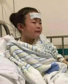Con gái nói sợ búp bê bố tặng, mẹ phớt lờ cho đến khi đứa trẻ sốt cao nhập viện mới hối hận