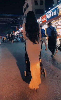 Mẹ Việt gây chú ý khi đẩy con trên đường phố Trung Quốc vì mặc váy bó sát quá đẹp, quay mặt lại tất cả đều “ngã ngửa”