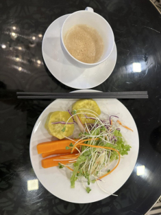 Mỹ nhân ăn chay đẹp nhất Việt Nam khoe những bữa cơm đạm bạc, cảnh bón cơm cho ngoại gây xúc động