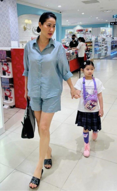 Thân Thuý Hà làm mẹ đơn thân U50 nhan sắc mặn mà vẫn bị con gái chê “mặc đồ xấu” khi xuất hiện ở trung tâm thương mại