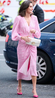 Tìm ra “đối thủ” mặc váy hoa đẹp không thua Kate Middleton, là Hoàng hậu Tây Ban Nha đẳng cấp khó ai bì