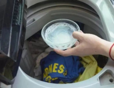 Đổ một bát này vào bên trong, máy giặt bẩn đến mấy cũng sạch trông như mới ngay lập tức
