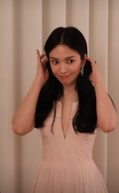 Dự sự kiện có chồng cũ, Song Hye Kyo mặc đầm xẻ ngực sâu hun hút, ảnh chụp lén đẹp không chê nổi