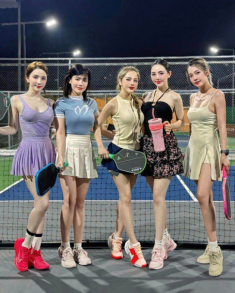 Người đẹp bị chỉ trích vì mặc đồ hở bạo chơi pickleball 7-8 tiếng một ngày, là hot girl đời đầu có gu ăn diện sang chảnh