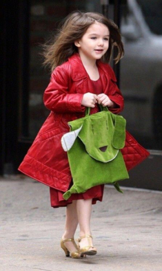 Suri Cruise ăn mặc xuề xòa chẳng mấy khi trang điểm ra phố, vẫn có dung mạo “nữ thần mặt mộc” cứu vớt