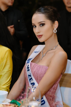 Người đẹp khiến khán giả không thể rời mắt ở buổi trao sash Miss Cosmo 2024