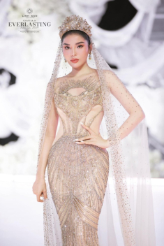 Hoa hậu Kỳ Duyên lại gặp bất ổn khi catwalk, lần này lỗi tại bộ váy rườm rà?