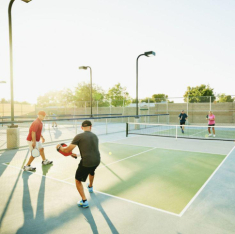 Sự khác biệt giữa chơi Golf và Pickleball, bộ môn nào giúp chị em giảm cân hiệu quả hơn?