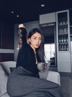 2 mỹ nhân Việt sau lấy chồng ngày càng ăn mặc bánh bèo, đến fans ruột còn khó nhận ra
