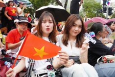 Chị em đi xem diễu binh 30/4 tham khảo ngay 8 outfit vừa ăn ảnh vừa thoải mái này