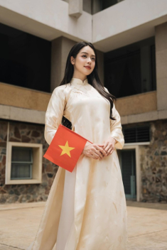 Cũng là áo dài trắng nhưng Hoa hậu Thanh Thủy luôn thêm một chi tiết cực tinh tế