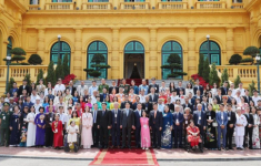 Cùng tham gia sự kiện vinh danh Việc Tử Tế, hai mỹ nhân Vbiz mặc đối lập nhưng đều ghi điểm tuyệt đối