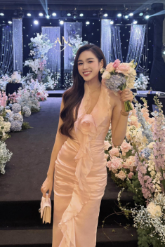 Đỗ Thị Hà lên đồ không trùng lặp khi ‘dành cả thanh xuân đi ăn cưới’