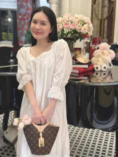 Đoàn Di Băng lấy túi xách hơn 70 triệu đồng để cắm hoa