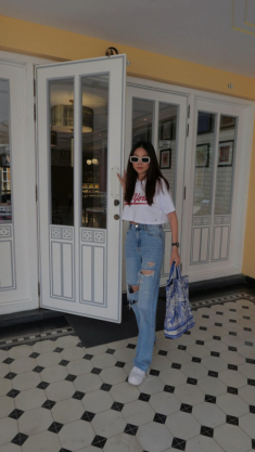 Đừng chỉ phối quần jeans với áo thun, tham khảo công thức của chị đẹp tuổi 40 để nâng cấp tủ đồ Xuân Hè
