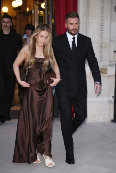 Harper Beckham 14 tuổi liên tục xuất hiện với chiếc váy ngủ, là “của nhà trồng” nhưng gây tranh cãi