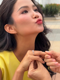 H‘Hen Niê khi được bạn trai cầu hôn: Diện váy vàng chuẩn phong thuỷ, nhưng nhìn đôi chân ai cũng “đứng hình”