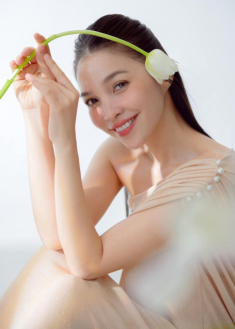 Hiền Thục trẻ như gái 20 ở tuổi U45 nhờ nửa tủ đồ toàn màu “hack tuổi”, chị em 30 sắm ngay 5 món để “cải lão hoàn đồng”
