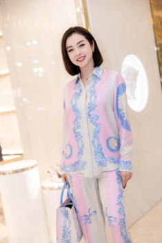 Jennifer Phạm mặc đồ ngủ trăm triệu dạo phố, khoe sắc mỹ miều bên cạnh người đàn ông nổi tiếng