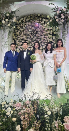 Không còn mặc táo bạo, Lương Thùy Linh nay đi ăn cưới diện màu trầm đơn giản, khoe đôi chân thuộc hàng “top”