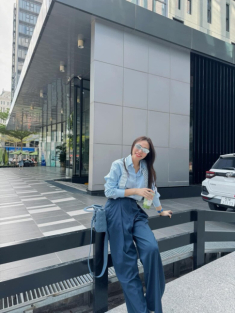 Kiểu áo công sở Đàm Thu Trang rất mê diện cùng quần ống rộng, vừa thanh lịch vừa trẻ trung