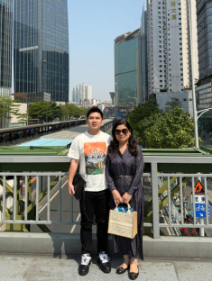 Mẹ chồng Đỗ Mỹ Linh phủ ‘cây’ hàng hiệu dạo phố