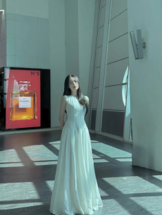 “Nàng thơ” mới nhất của Soobin Hoàng Sơn mặc váy trắng quá đẹp, tham khảo ngay 8 outfit để hè này xuống phố