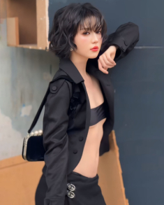 Ngọc Trinh diện áo 5 cm khoe vòng một khiêm tốn